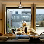Дом отдыха Earthen - Natural Luxury Family Retreat With Sauna And Private Garden *