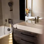 Дом отдыха Earthen - Natural Luxury Family Retreat With Sauna And Private Garden